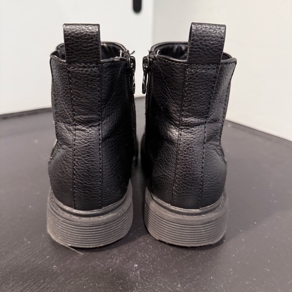 Girls Cat&Jack Black Zip Lug Sole Chelsea Ankle Boots size 1 - Picture 4 of 8